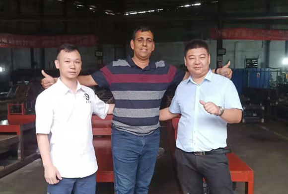 开云网页版登录入口_印度朋友采购全自动C型钢机
